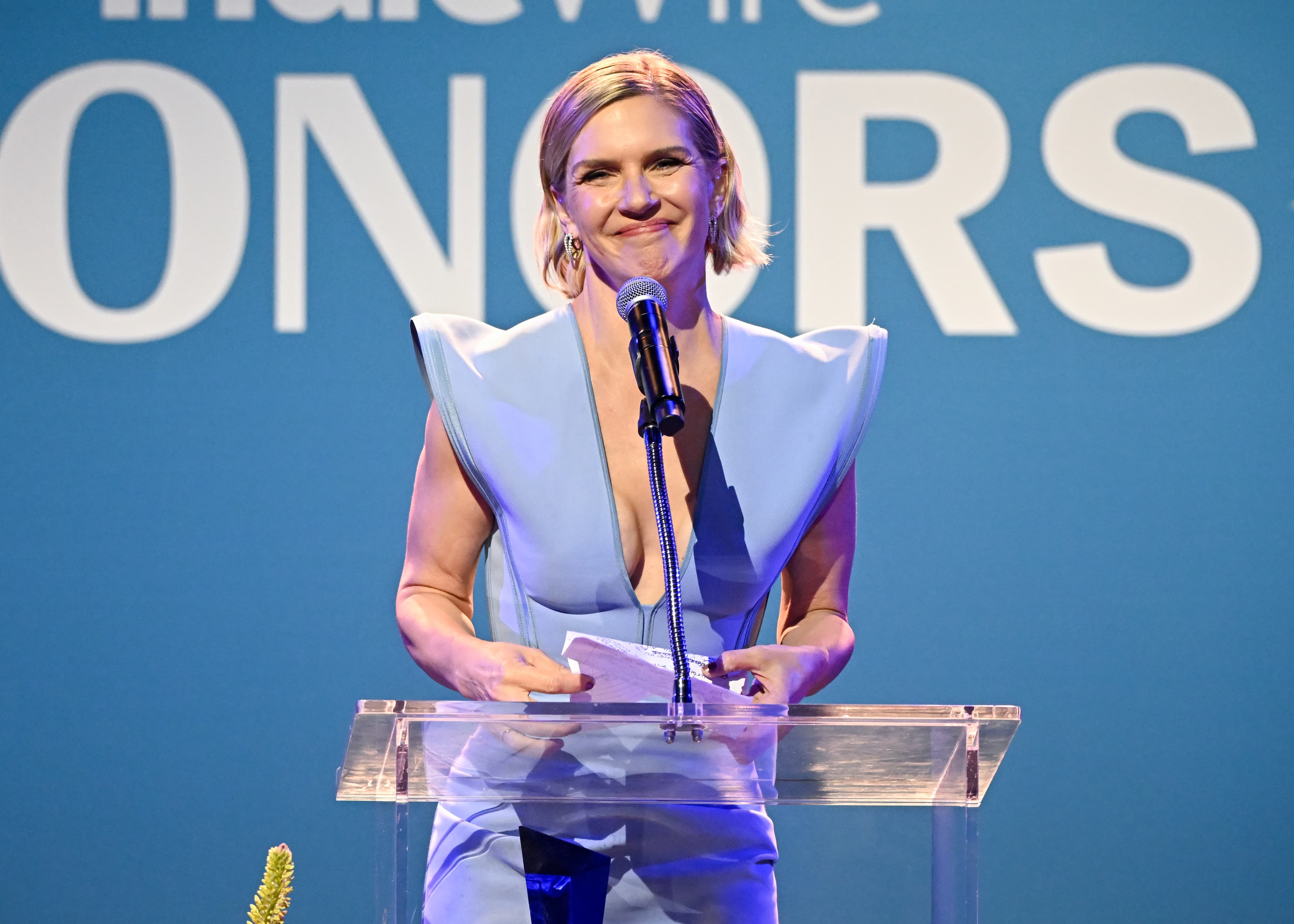Rhea Seehorn Uses Her Own Acceptance Speech to Hail the Team Behind ‘Pluribus’: ‘Performances Don’t Happen in a Vacuum’